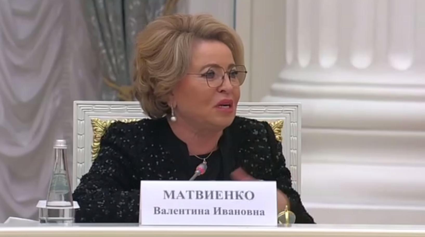 Матвиенко предложила наказывать работодателей за вопросы о детях