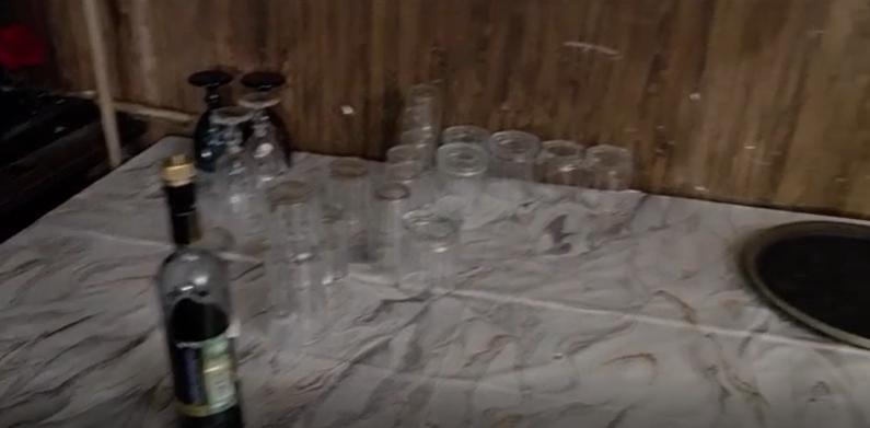 В Петербурге владелец кафе с суррогатным алкоголем попытался откупиться от полиции