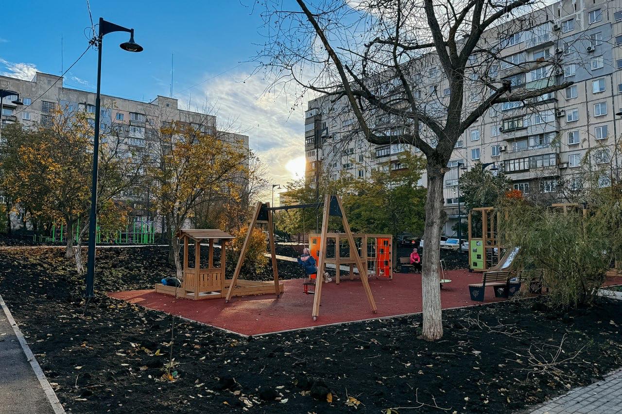 Петербургские специалисты продолжают благоустройство дворов в Мариуполе