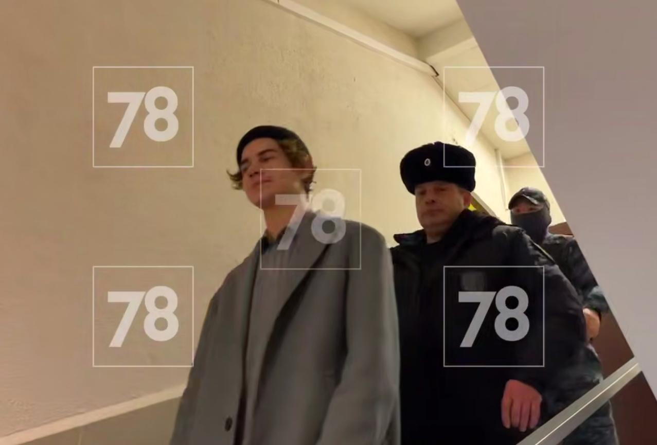 Идет в полицию с улыбкой: барабанщика «Стоптайм» снова арестовали