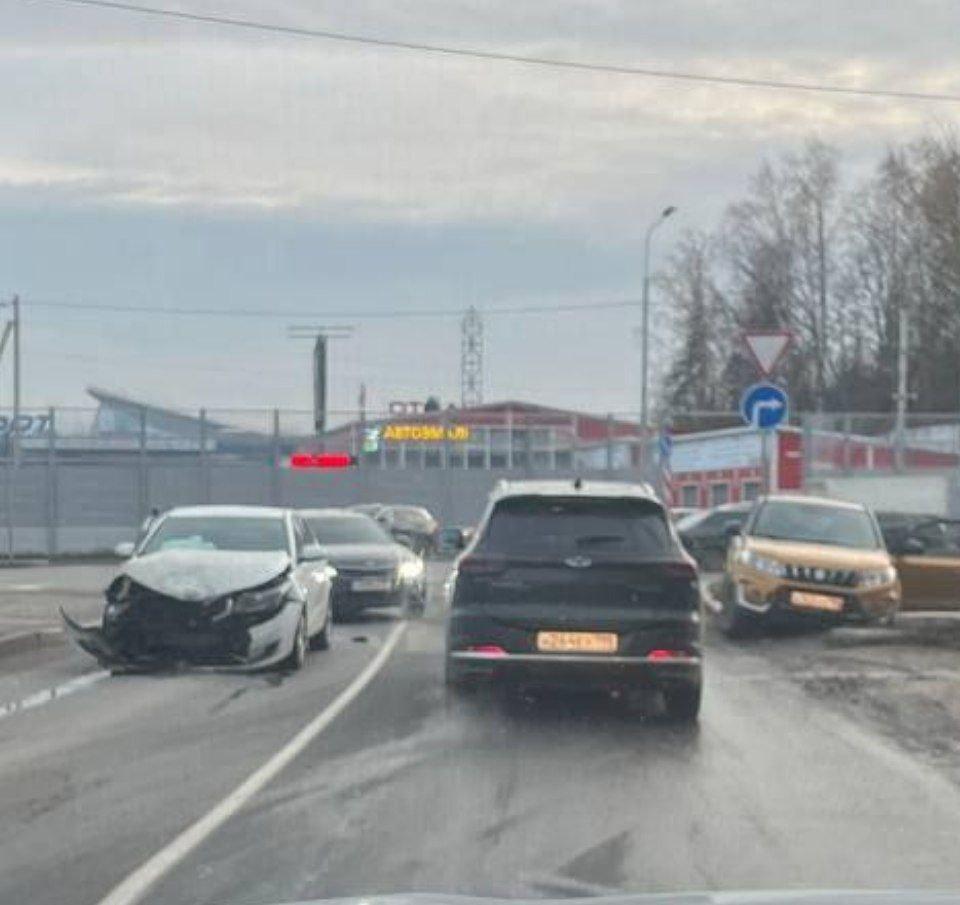 ДТП на повороте при въезде в Янино-1 собирает пробку