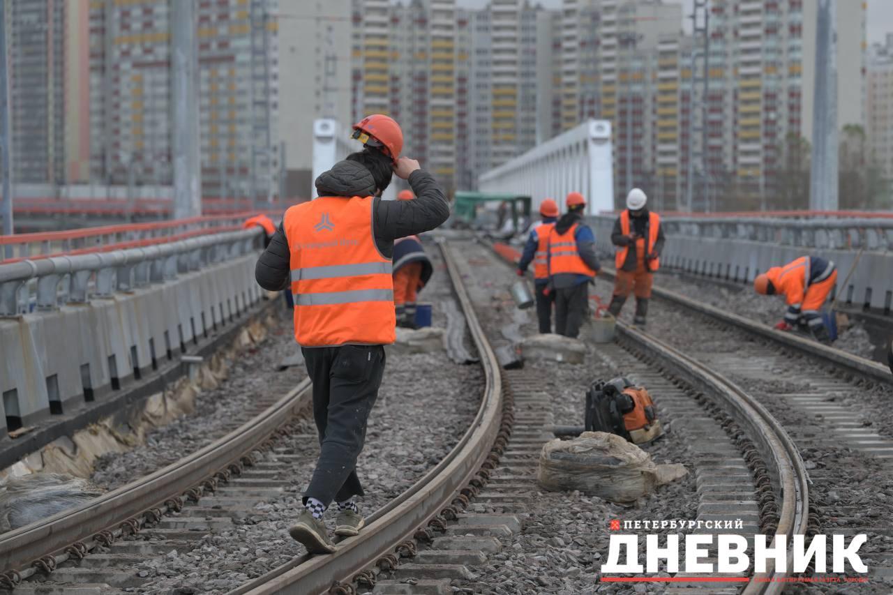 На уникальном трамвайном путепроводе через КАД и Московское шоссе начался монтаж контактной сети