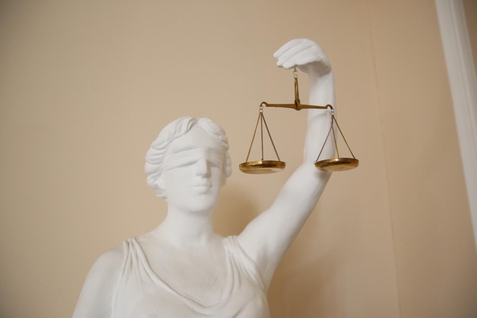 Суд отменил решение о штрафе хозяйки собаки, не убравшей за ним мочу