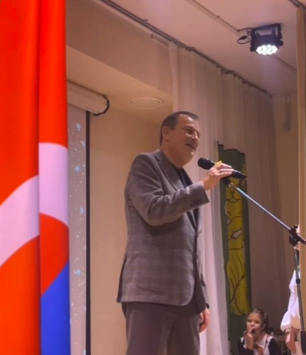 Стало известно, какой подарок преподнес Александр Дрозденко своей родной школе на юбилей