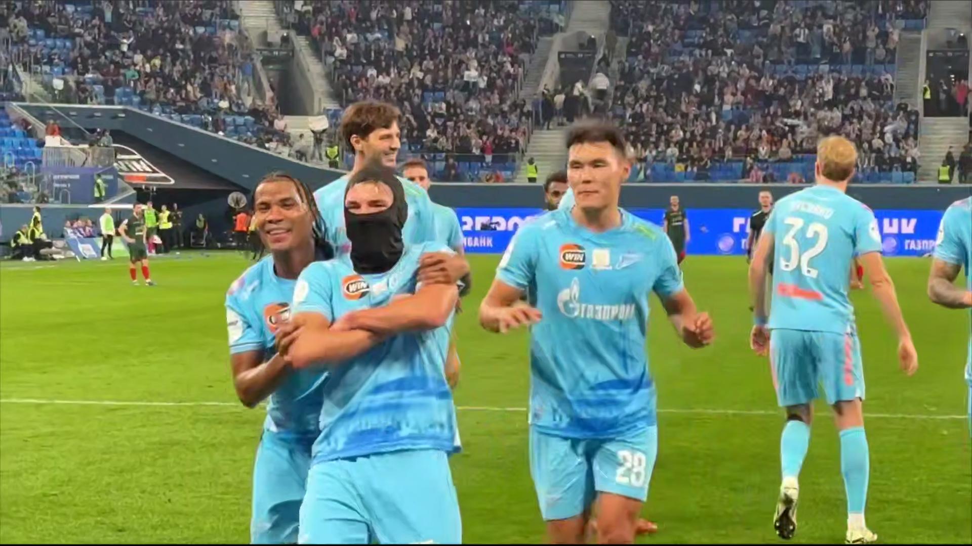 Игрок «Зенита» Мостовой надел балаклаву после гола