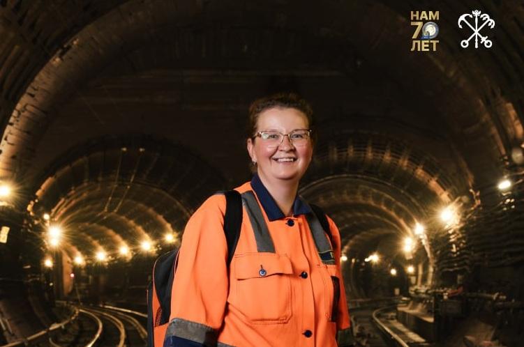 В петербургской подземке открылась выставка «Профессионалы метро»