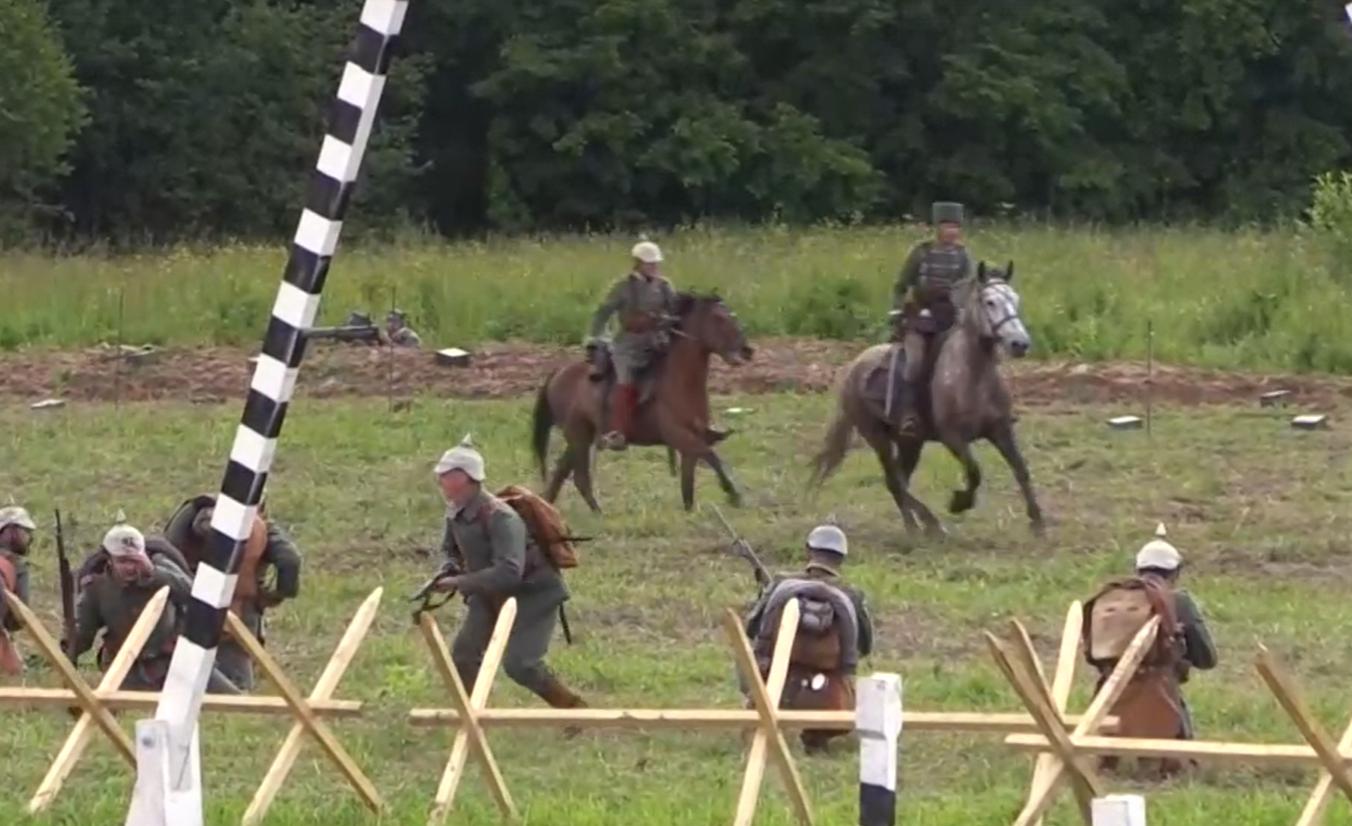 У стен Ратной палаты в Петербурге реконструкторы «оживляют» солдат Первой мировой войны