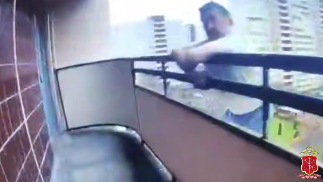 Видео: мужчина попытался спрыгнуть с седьмого этажа