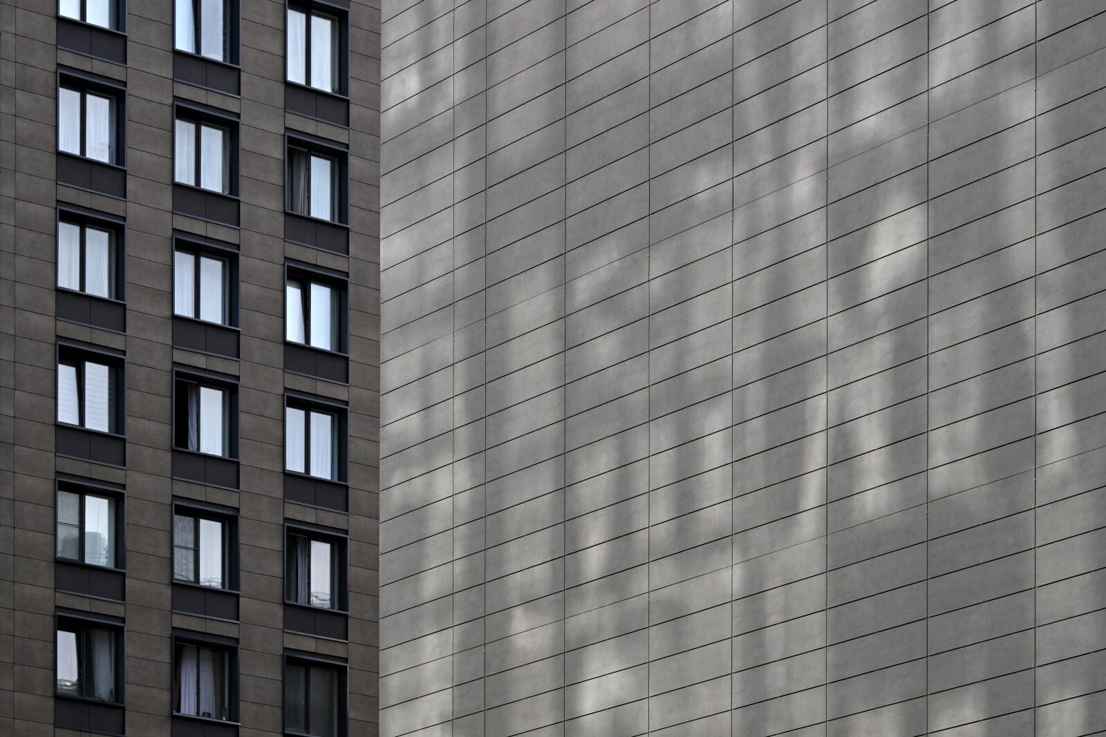 Штукатурщик упал с балкона на стройке дома в Петродворцовом районе