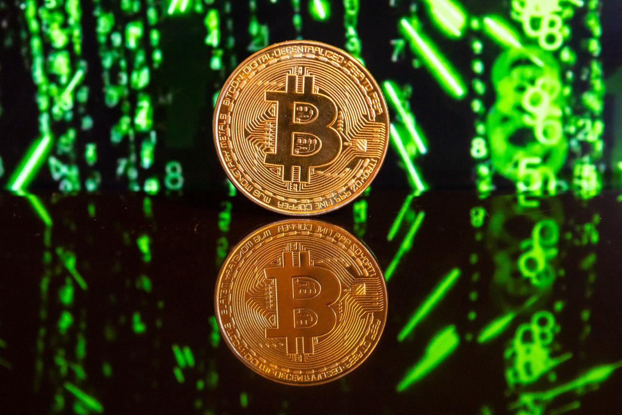 Аферисты все чаще пытаются вывести деньги через криптовалюты