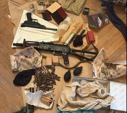 Жительница Кронштадта разбирал антресоль и нашел автомат из федерального розыска