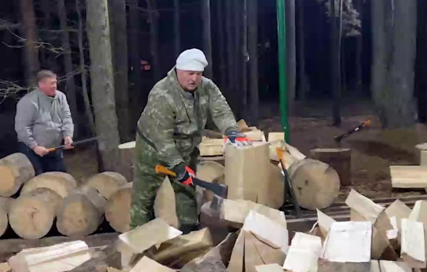 Видео: Лукашенко нарубил дров под песню «И Ленин такой молодой»