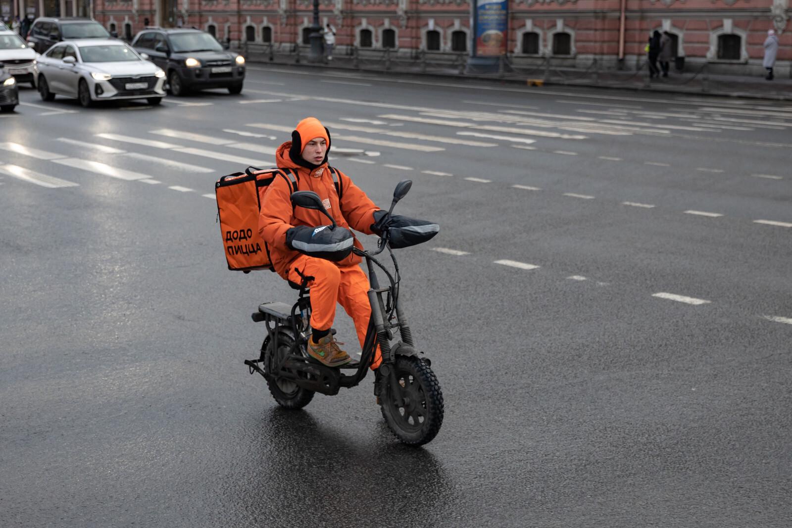 В Петербурге проходят рейды МВД по курьерам после запрета работать по патенту