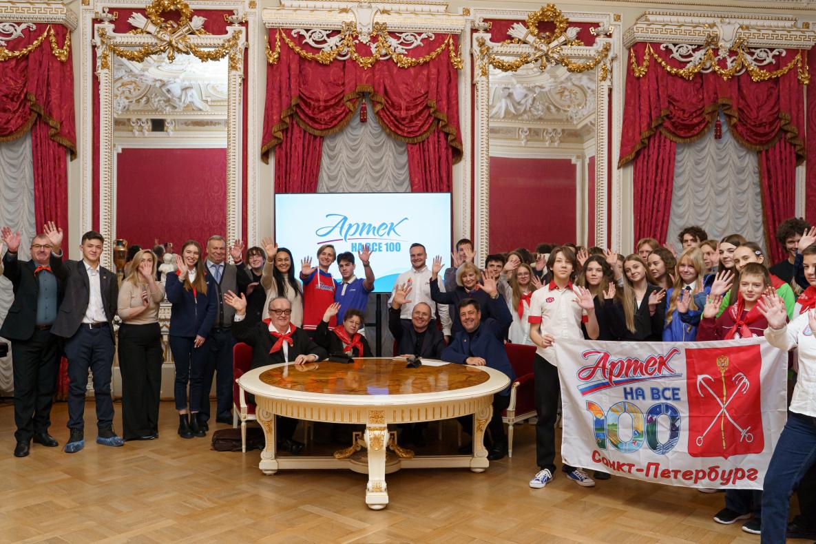 Директор «Артека» встретился с вожатыми и артековцами Санкт-Петербурга в Аничковом дворце