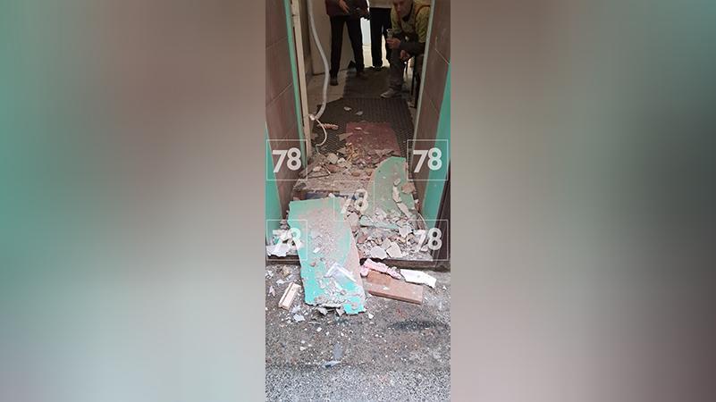 В частной школе Петербурга обрушился потолок над входом