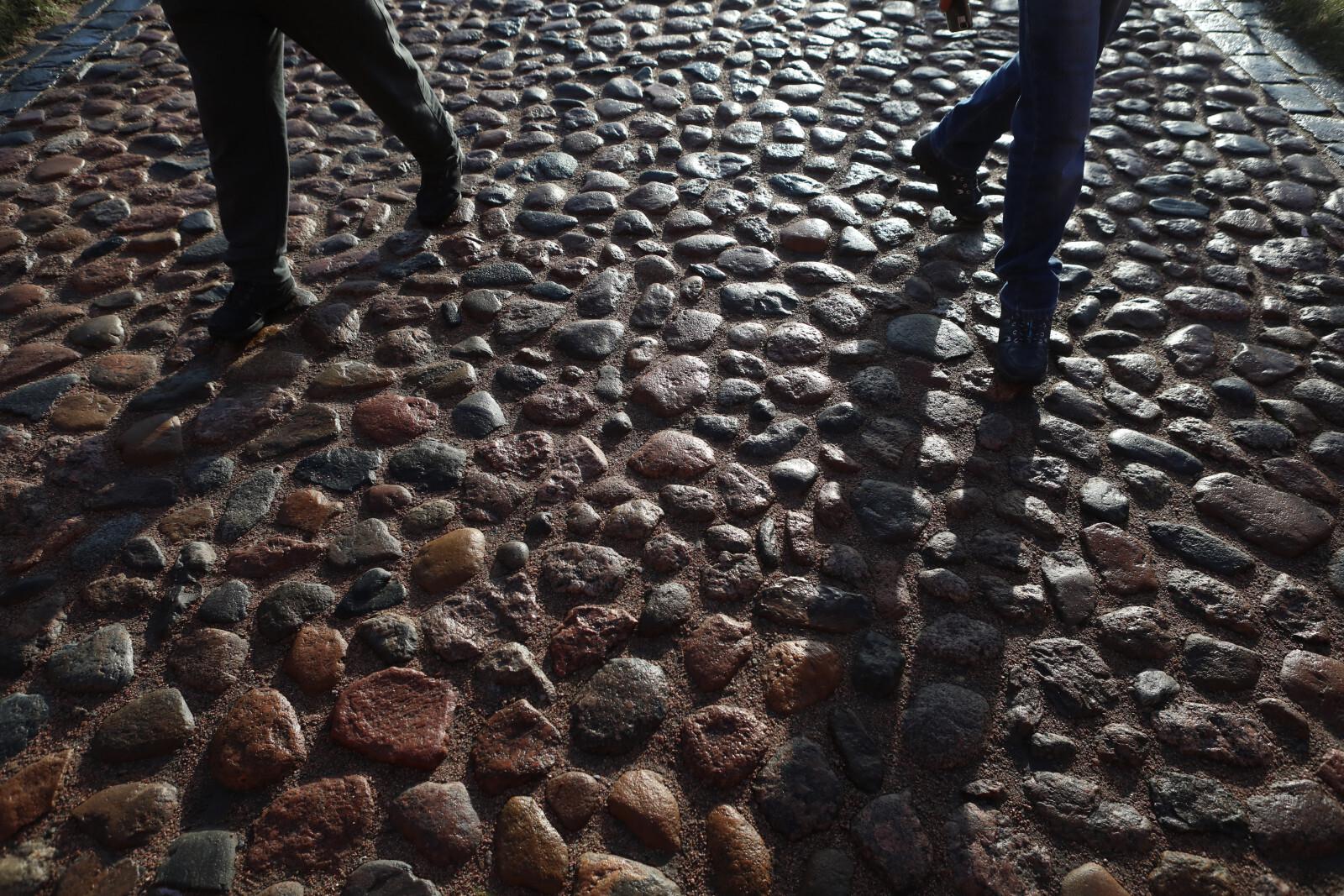 В парадной дома на Бронницкой улице неизвестный изнасиловал петербурженку