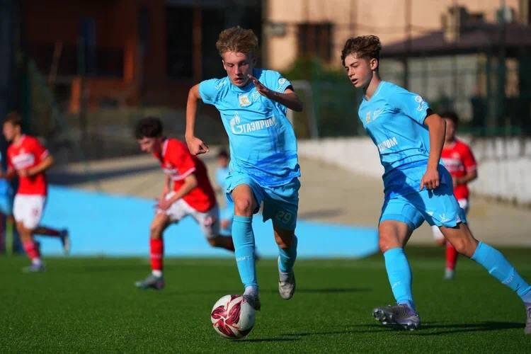 Три петербургские команды вышли в плей-офф первенства России по футболу