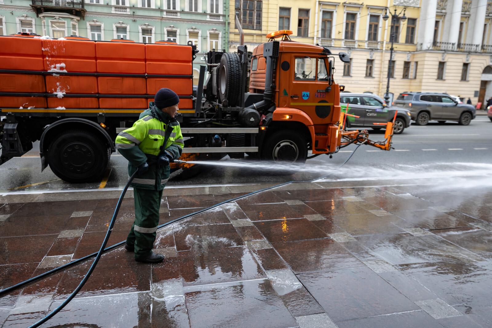 Дорожники в Петербурге вернулись к мойке дорог из-за потепления