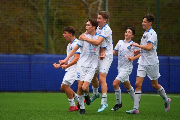 Петербуржцы продолжают борьбу за медали первенства России по футболу