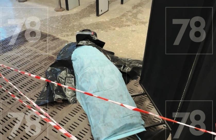 У станции метро в Петербурге обнаружили труп мужчины