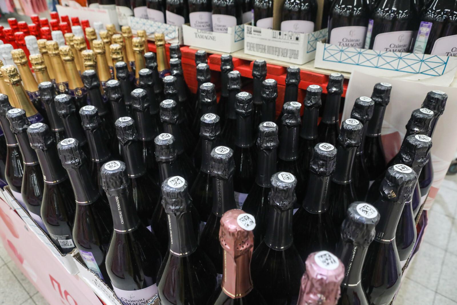 В Минздраве поддержали инициативу о нанесении предупреждений на бутылки с алкоголем