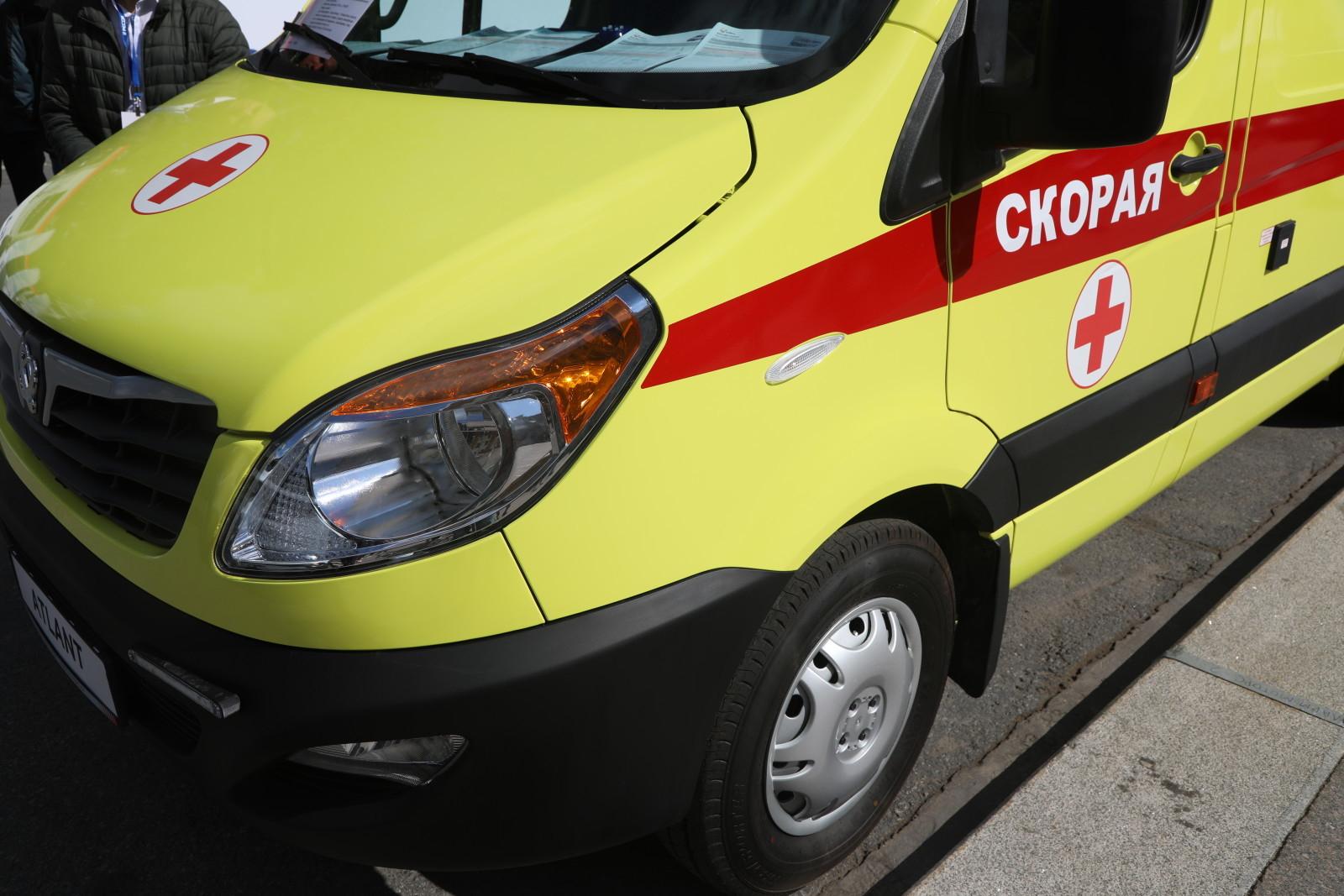 На Васильевском острове автомобиль пробил ограждение и упал в воду