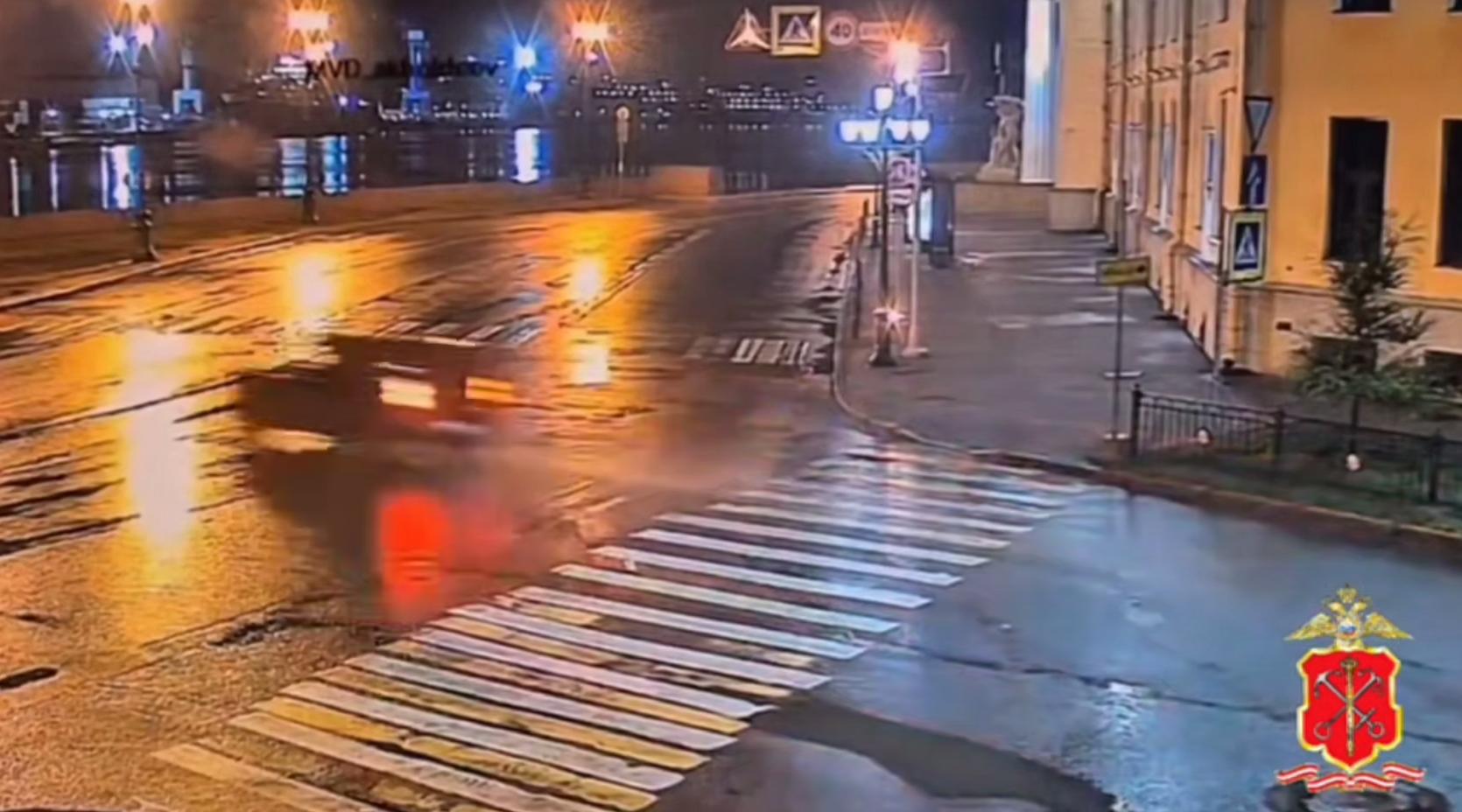 Видео: машина с двумя мужчинами рухнула в реку в центре Петербурга