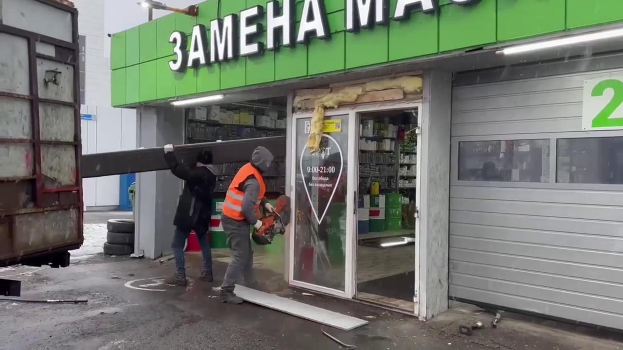 В Петербурге демонтируют автосервис на Краснопутиловской улице