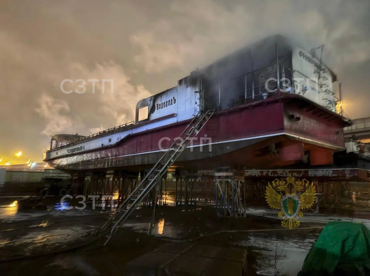 Появилось видео с полыхающим прогулочным катером в Петербурге