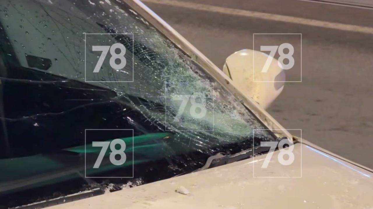 Человека сбила машина в Петербурге, когда он выходил из трамвая