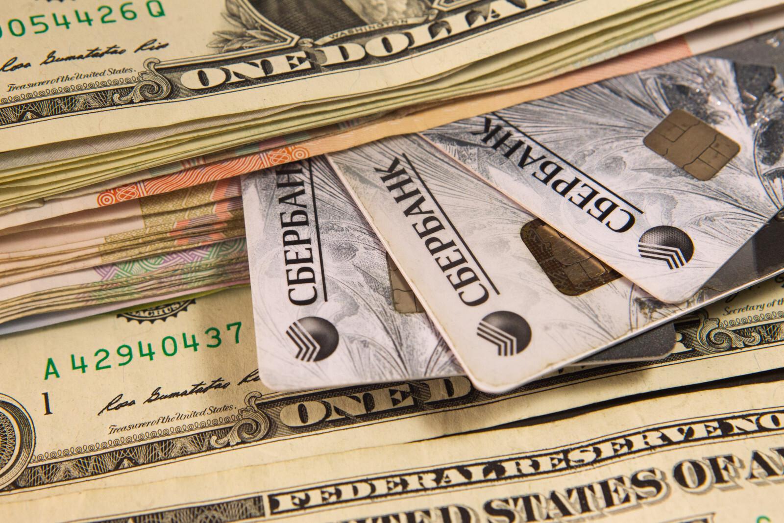 ЦБ вопреки прогнозам повысил курсы евро и доллара на выходные и понедельник