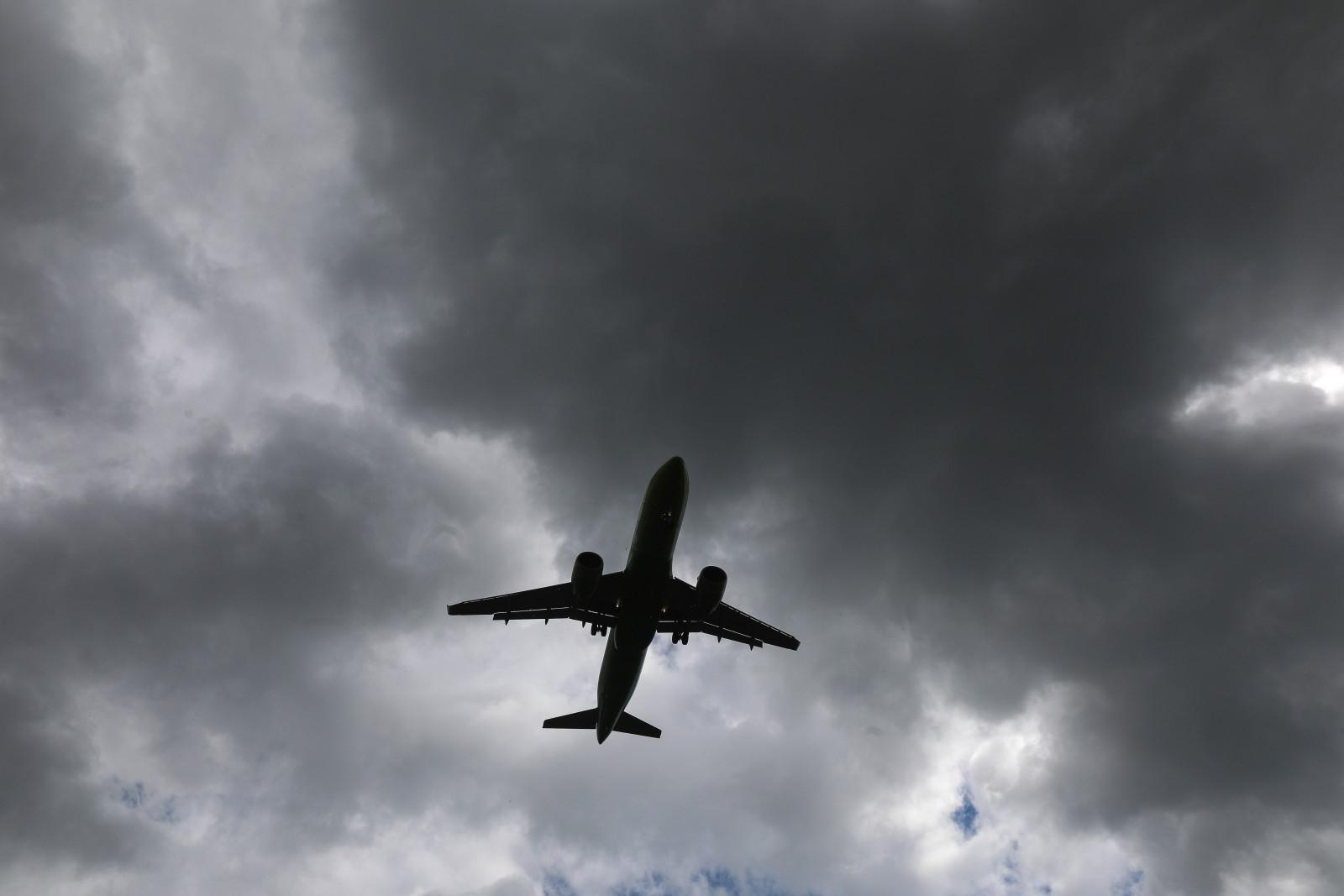 Россиянам рассказали, какую одежду и обувь не стоит надевать при полете в самолете