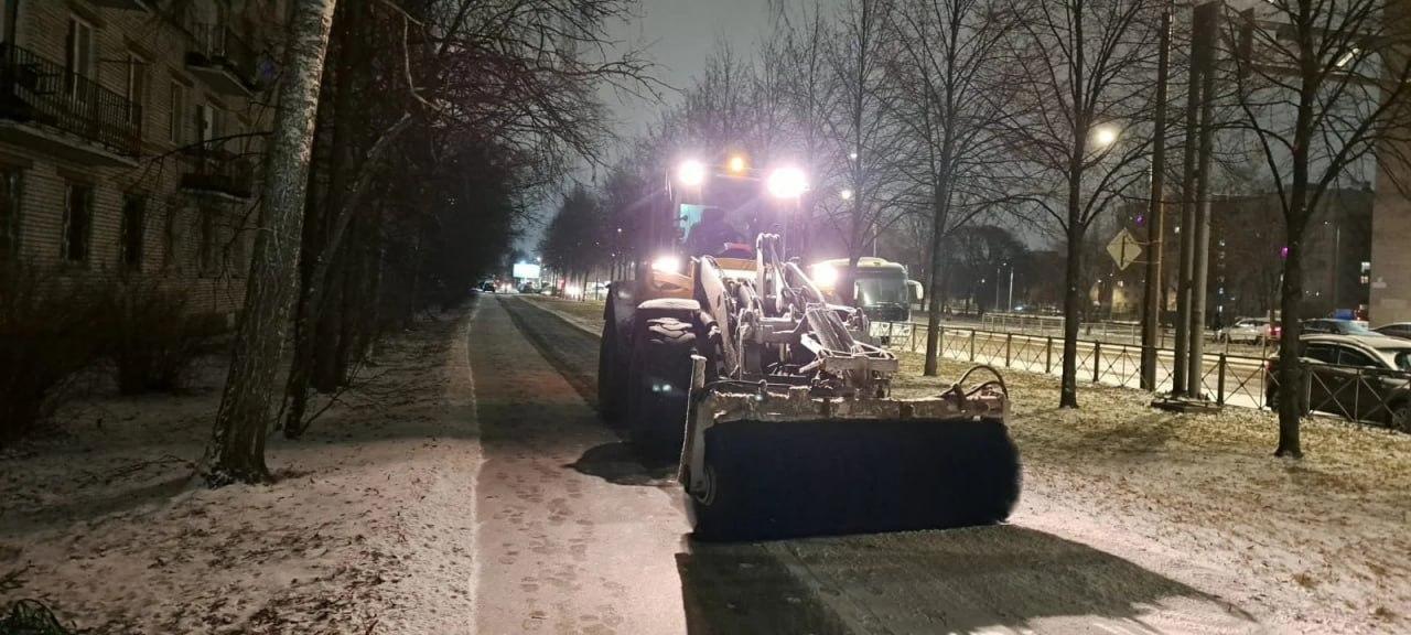 Более 750 единиц техники расчищают Петербург после ночного снегопада