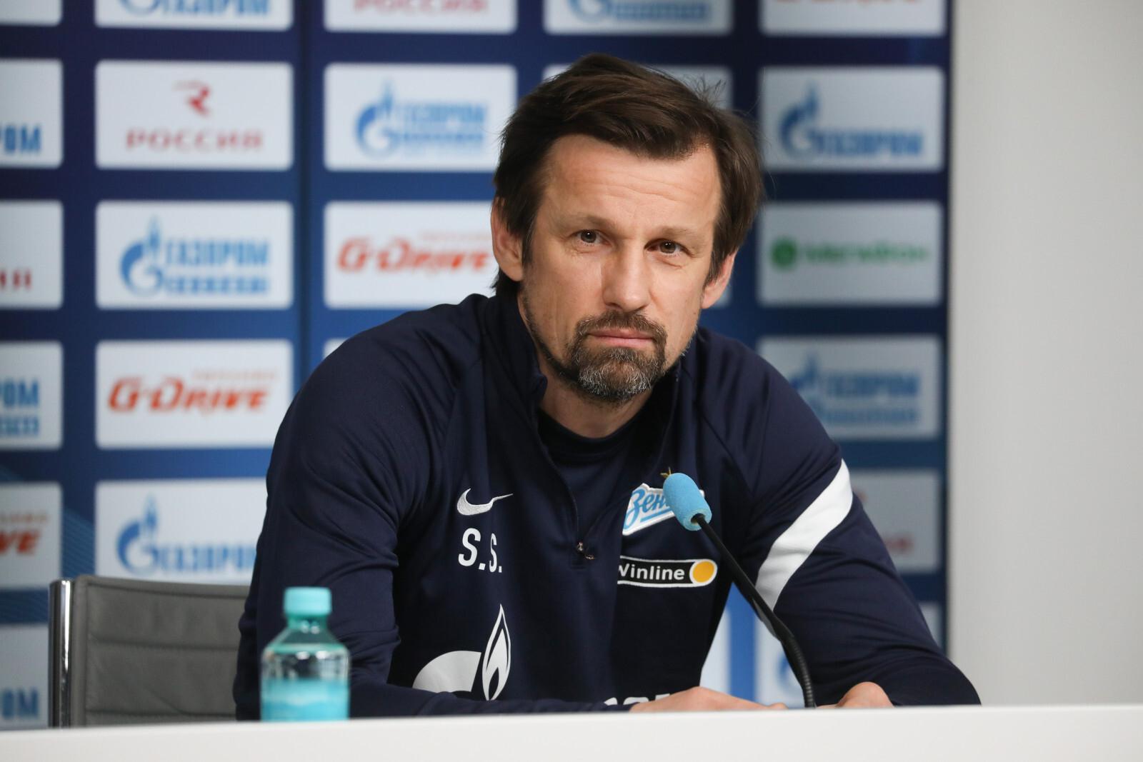 Главного тренера «Зенита» Семака задержали с женой в аэропорту Германии