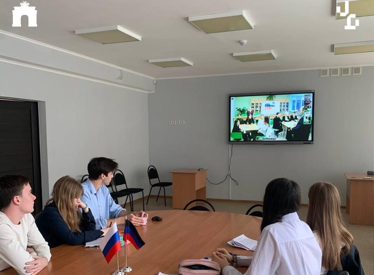 Школьники Петербурга и Мариуполя вместе изучили избирательное право в формате телемоста