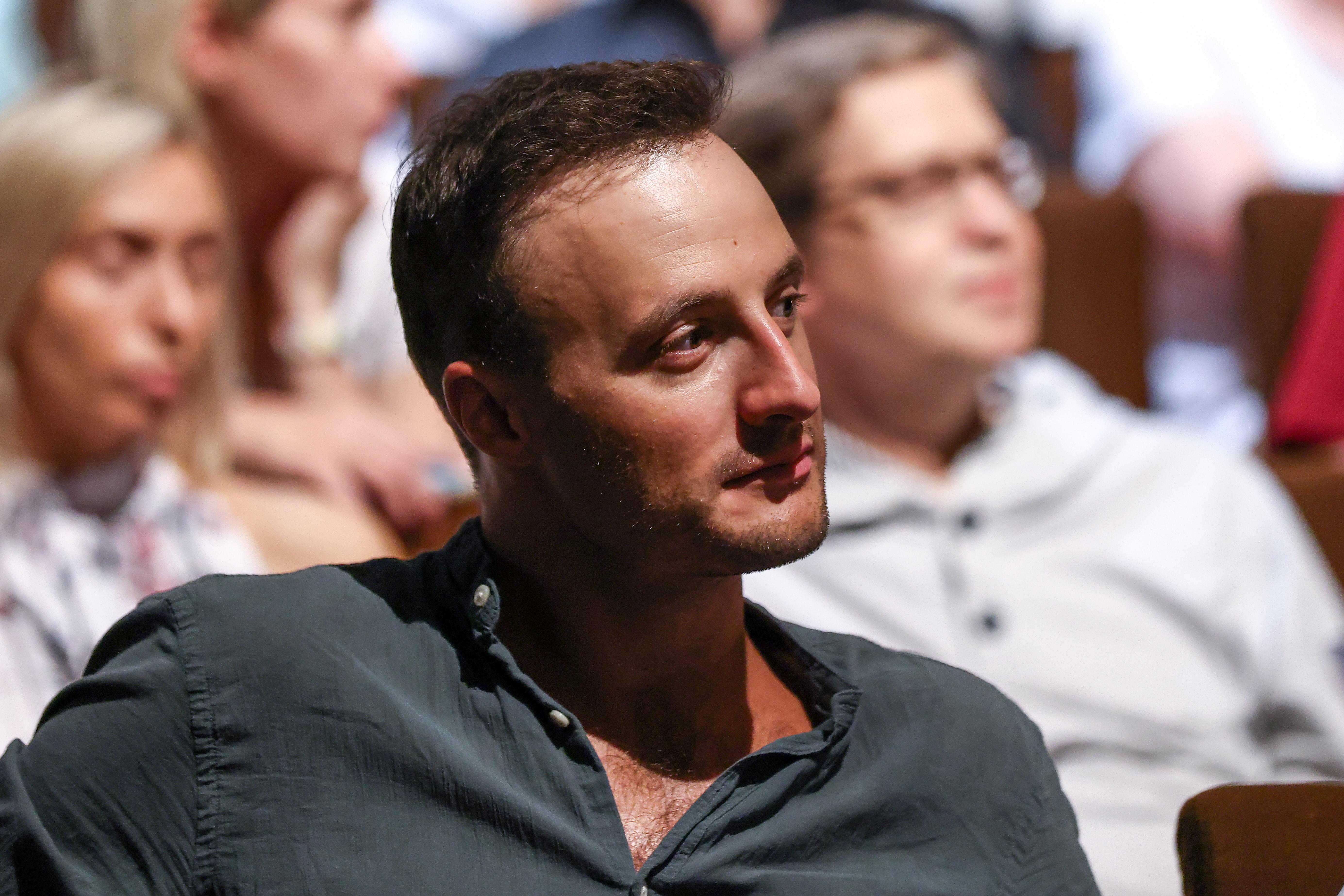 Актер Павел Левкин рассказал, как относится к вниманию со стороны поклонниц