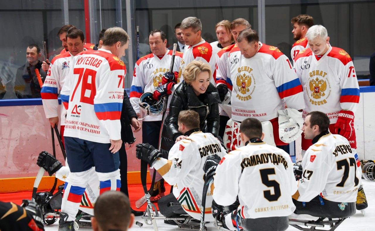 Петербургская команда «Звезда» сыграла в Москве с «Сенатом»