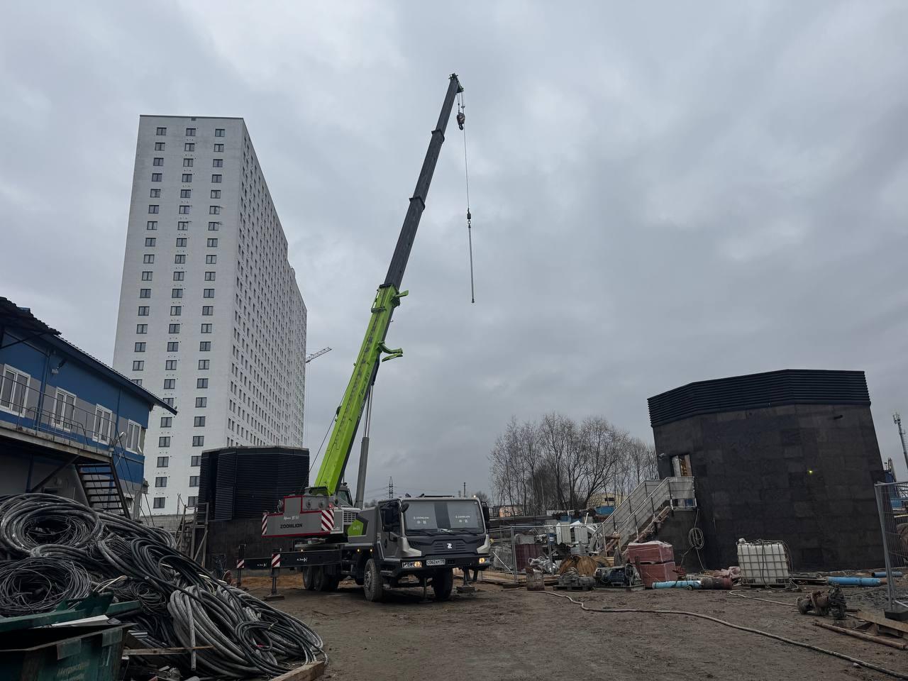 Рабочий упал с 10-метровой высоты на улице Маршала Казакова