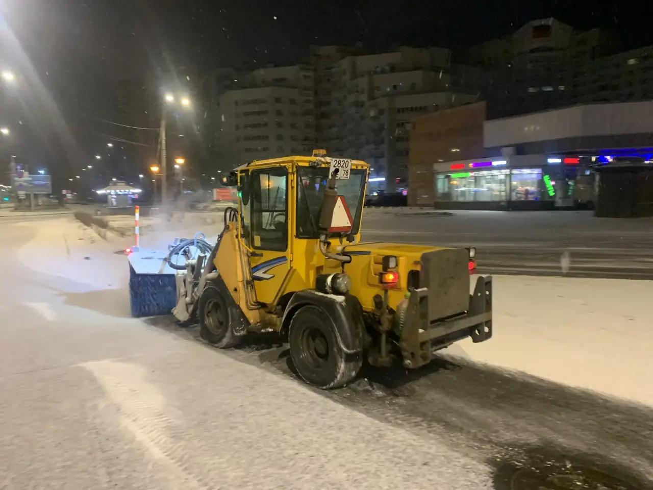 Со снегом на дорогах Петербурга борются более 760 спецмашин