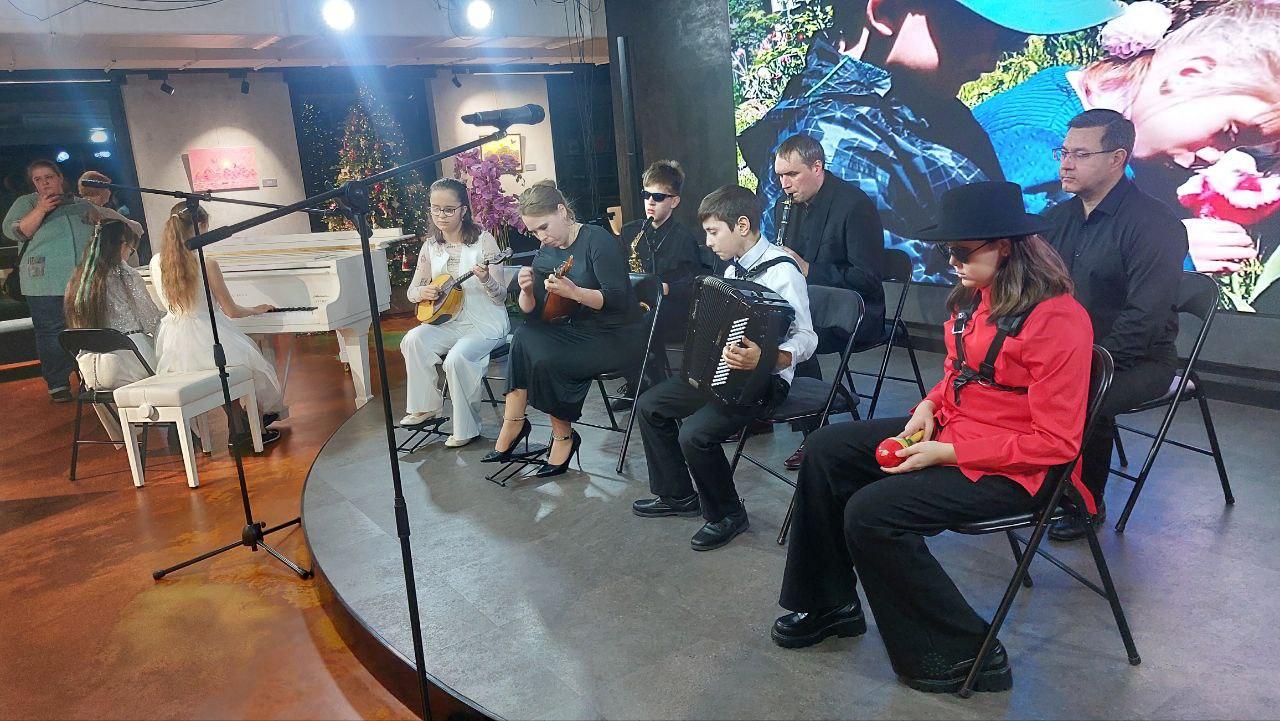 В Петербурге открылась выставка картин слабовидящих художников