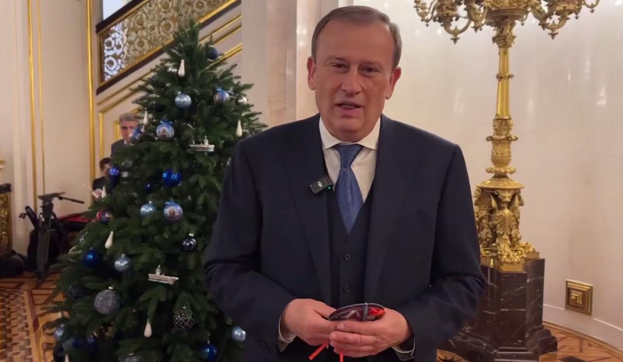 Александр Дрозденко поучаствовал во всероссийской акции «Елка желаний»