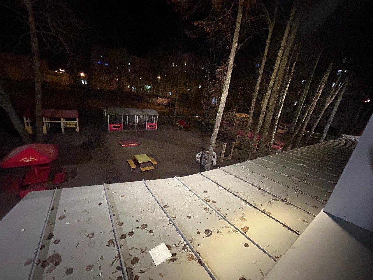 Видео: в Зеленогорске при падении с фасада детсада пострадали двое рабочих