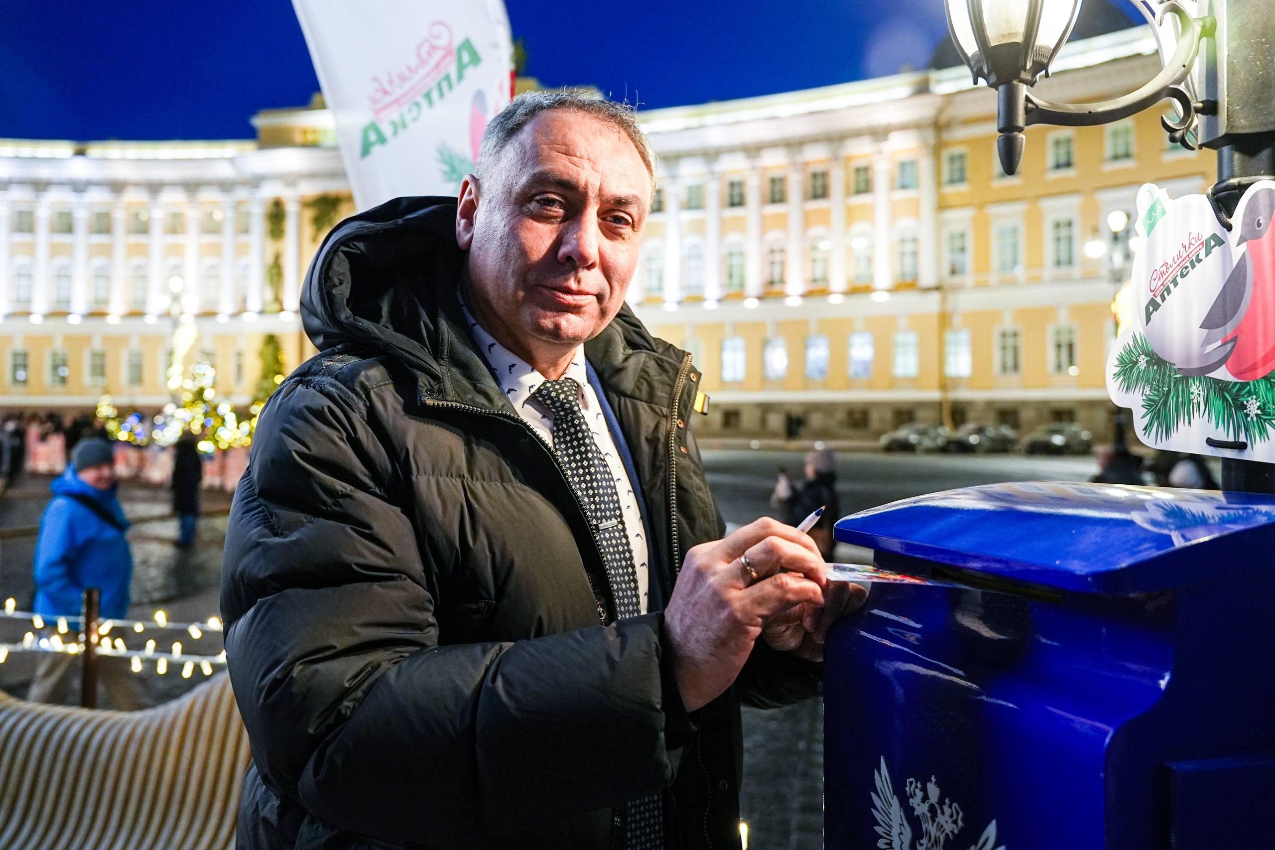 Андрей Сарана отправил с «Новогодней почты» открытку маме