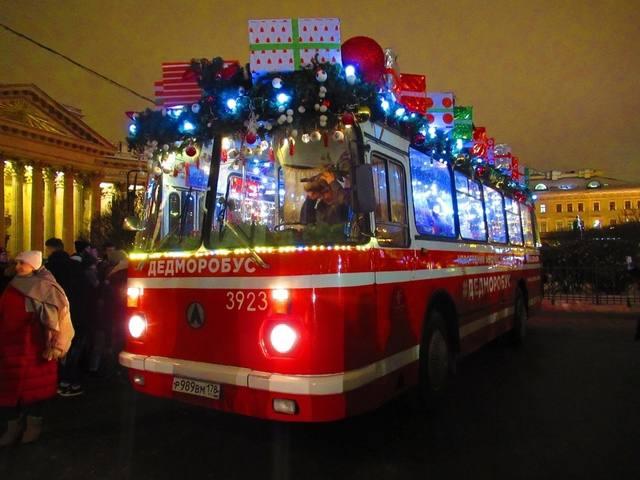 По Петербургу начал кататься Дедморобус