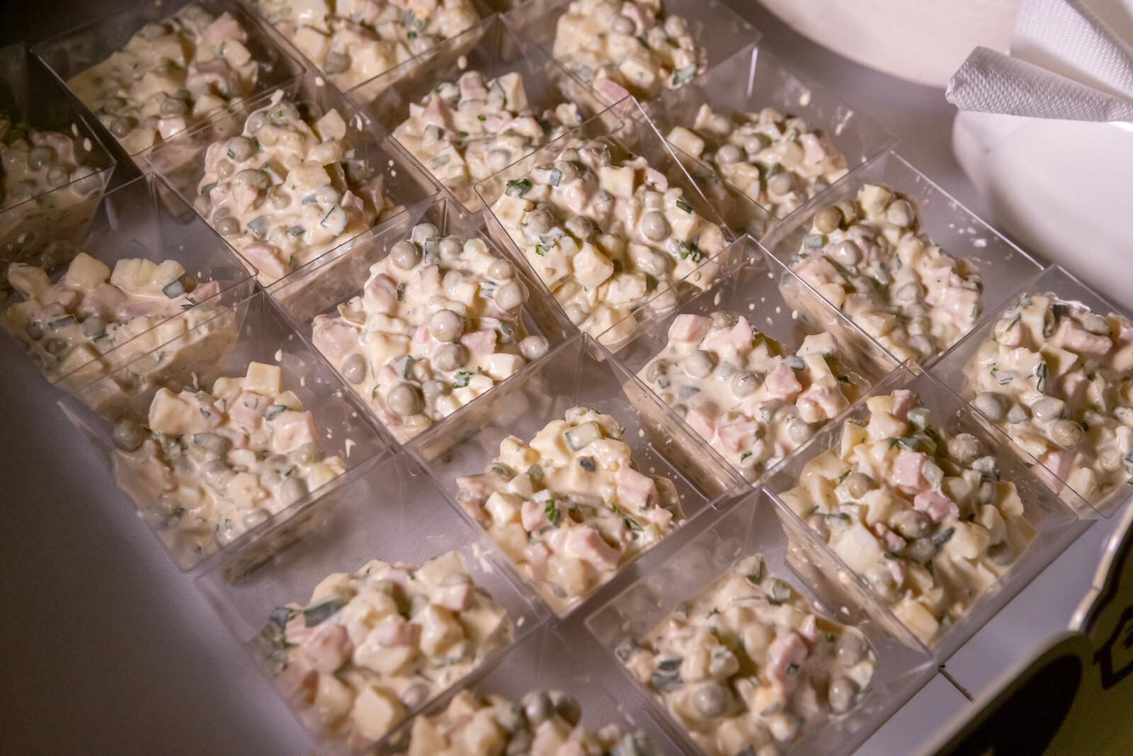 Доктор Кашух предупредила, что новогодние салаты с майонезом можно хранить не дольше 12 часов