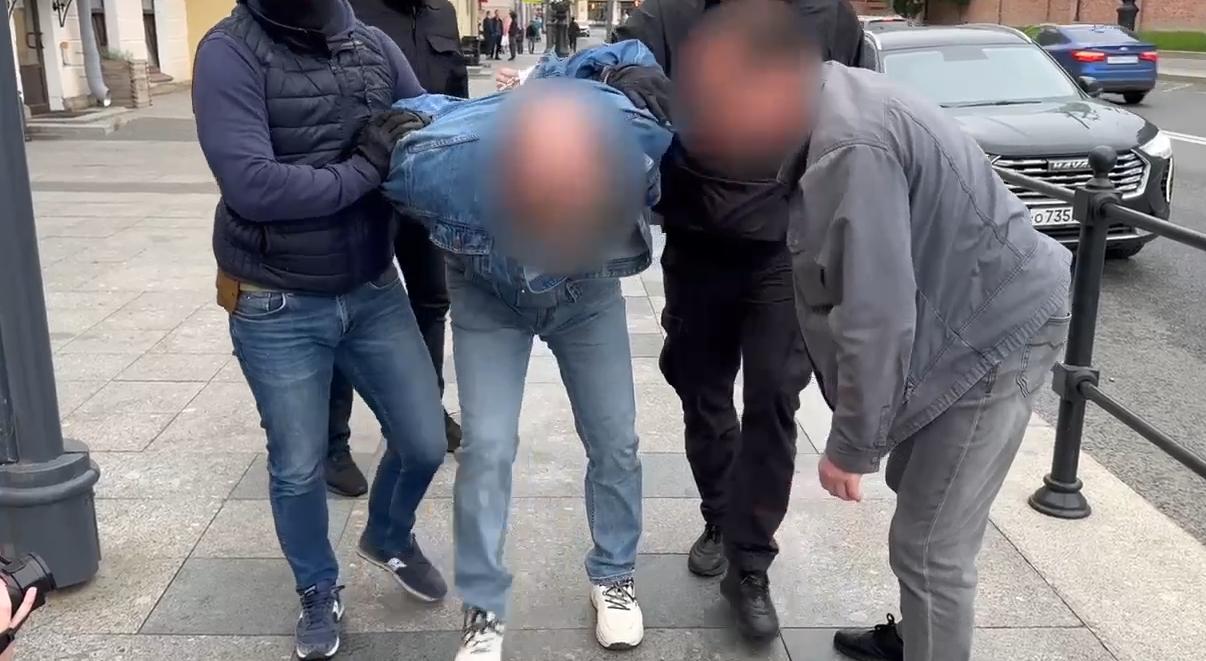 Видео: жителя Сахалинской области задержали в Петербурге за сотрудничество с иностранным государством