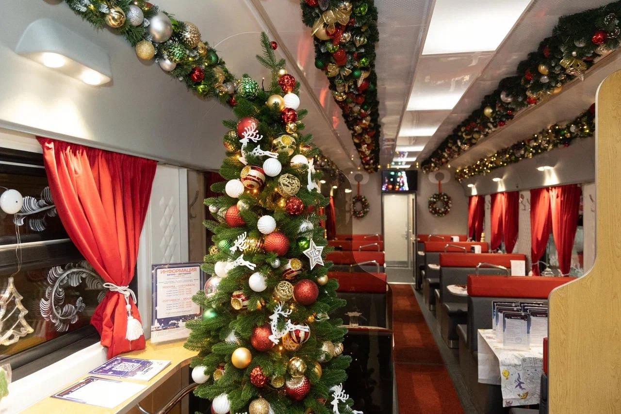 РЖД показали, как украсили поезда к Новому году