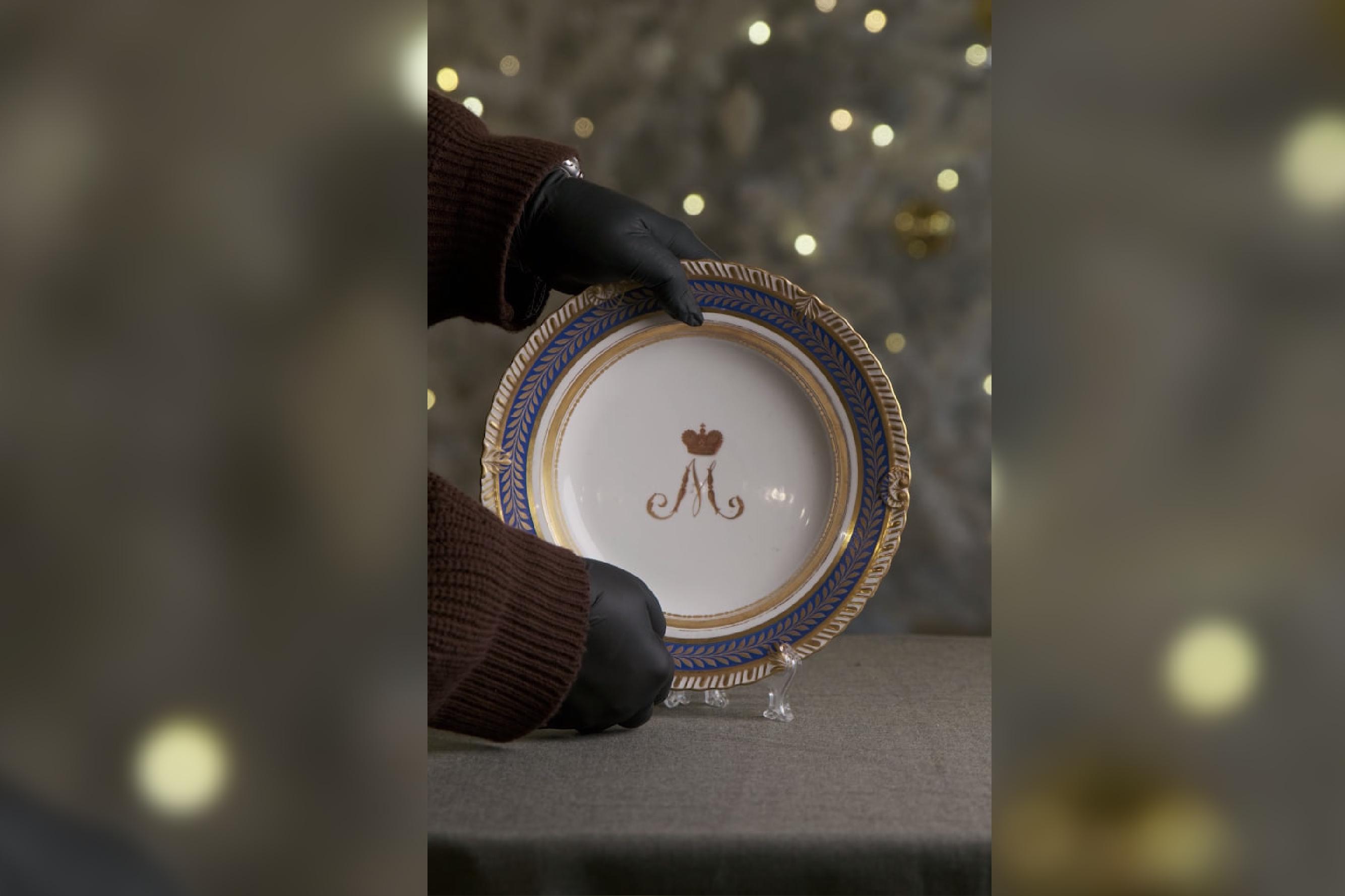 Гатчинскому дворцу преподнесли в дар фарфоровую тарелку из императорского «Золотого» сервиза