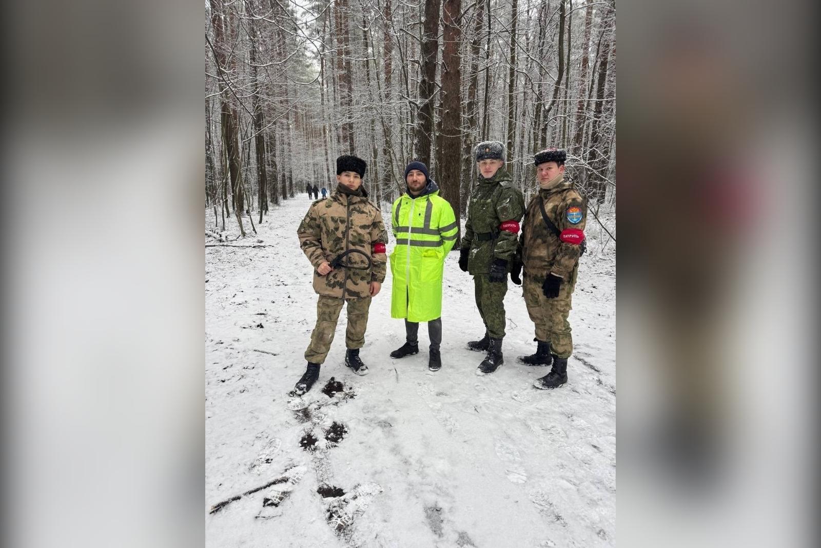 Казаки и лесничие патрулируют леса Петербурга для защиты елей от вырубок