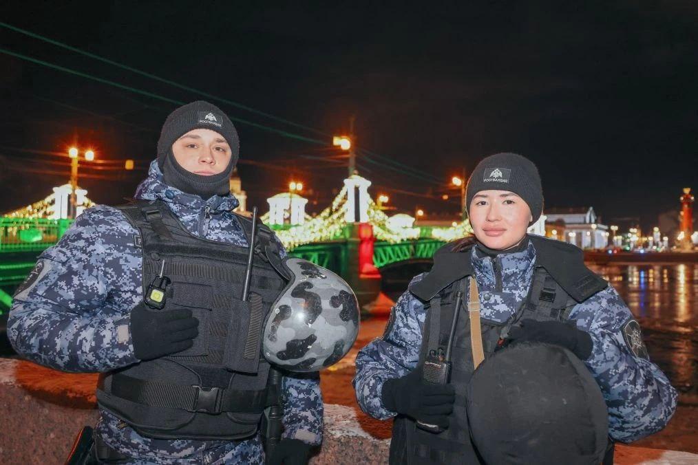 Более восьмисот росгвардейцев охраняли петербуржцев в новогоднюю ночь